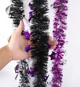 Détail de guirlande Halloween avec motifs de chauve-souris et fantôme violet et noir