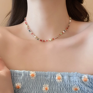 Détail du collier de perles colorées avec perles sur le cou pour un look d'été doux