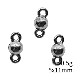 Drei silberne 5x11mm Metall-Kugelverbinder für DIY-Schmuckherstellung auf weißem Grund