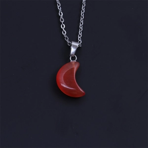 Vue détaillée d'un collier pendentif croissant de lune en agate rouge sur fond noir