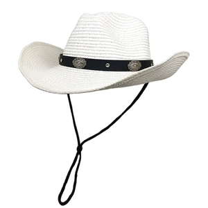 Chapeau de cowboy en paille blanche avec conchos en métal et cordon de serrage noir