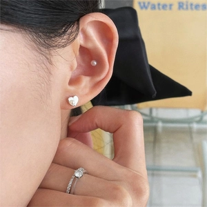 925 silver heart pearl earrings and diamond ring set worn by model in minimalist style