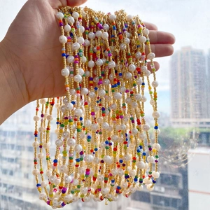 Collana boho con perline TOHO colorate, perle naturali d'acqua dolce e dettagli dorati