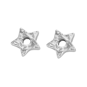 Détail macro de breloques étoiles en acier inoxydable argenté avec texture martelée
