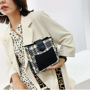 Detail of tweed拼接 cross-body bag with stylish woven textures and wide shoulder strap