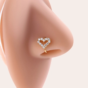 Piercing de nez en acier titane doré en forme de cœur avec zircons sur un modèle réel