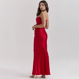 Détail du tissu en satin rouge élégant et vue latérale de la robe longue dos nu