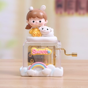 Détail d'une boîte à musique avec figurine de fille et base arc-en-ciel douce