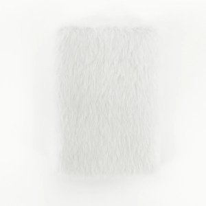 Detailopname van de witte pluche kunstbond omslag op een mini A7 zaknotitieboekje