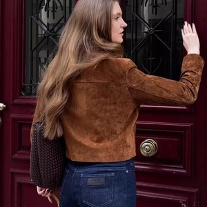Kurze braune Damen-Bikerjacke aus Wildlederimitat mit Reißverschluss im Retro-Stil