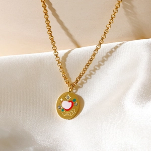 Collar ovalado de oro de 18k con esmalte de corazón, grabado love y cristales