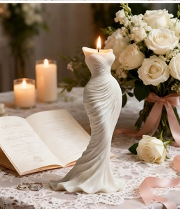 Romantische Szene einer brennenden Brautkleid-Kerze mit Rosen und Spitzen-Details