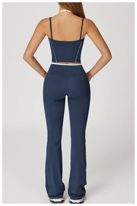 Vue arrière d'un ensemble de yoga bleu foncé avec haut dos nu et pantalon évasé à taille haute