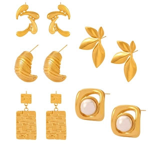 Boucles d'oreilles dorées en acier titane avec perles et designs géométriques texturés