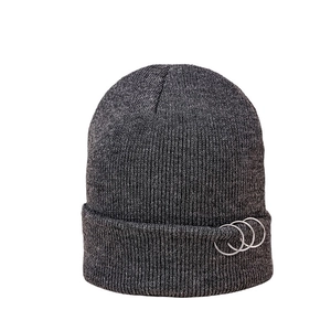 Bonnet en maille gris foncé orné de trois anneaux en métal argenté de style urbain