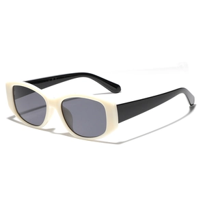 Lunettes de soleil rétro crème et noir avec verres gris sous un angle de 45 degrés