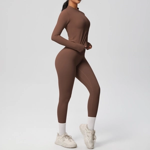 Détail d'un ensemble de yoga marron foncé avec legging taille haute et veste zippée