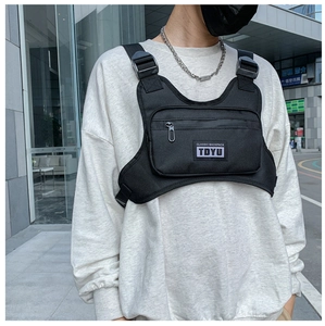 Detailansicht der schwarzen taktischen Brusttasche mit funktionellen Taschen und Logo