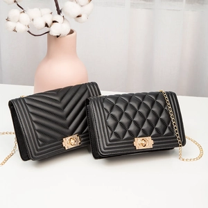 Klassische schwarze Stepptasche mit goldener Kette und V-Muster-Nähten auf dem Leder