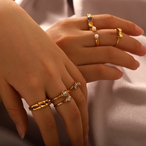 18K gold butterfly bow pearl ring with hammered texture and zircon on hand