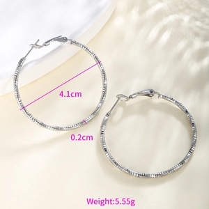Detail of silver chain texture hoop earrings with 4.1cm diameter and 5.55g weight info