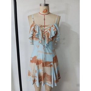 Dettaglio mini abito tie-dye blu e marrone con lacci frontali e bordo a volant