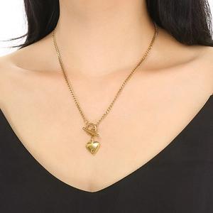 Dettaglio della collana con ciondolo a cuore placcato oro 18k e chiusura OT su modella