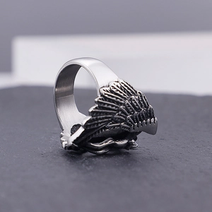 Anello vintage da uomo con piuma d'aquila e finitura in argento invecchiato brunito