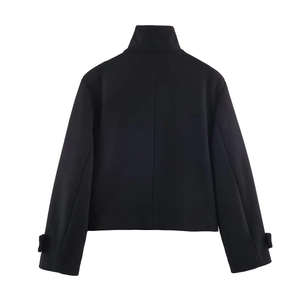 Vue arrière de la veste courte noire minimaliste avec col montant et coupe épurée
