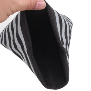 Gros plan d'un bonnet en maille rayé noir et gris montrant la texture et l'élasticité
