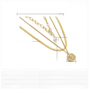 Détail du collier multi-rangs en acier doré avec perle et pendentif de pièce