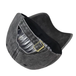 Berretto vintage in cotone lavato grigio scuro con fibbia in metallo regolabile sul retro