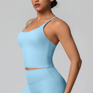 Détail du soutien-gorge de yoga à dos croisé en nylon lisse et matière respirante