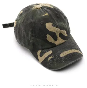 Gros plan d'une casquette de baseball camouflage avec texture en coton lavé vintage