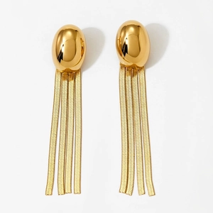 Boucles d'oreilles dorées avec clous ovales et pampilles en chaîne serpent minimalistes