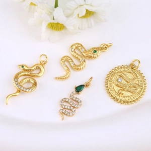 Détails des pendentifs serpent plaqués or 14K avec incrustation de zircone sur fond blanc