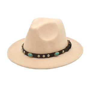 Fedora beige avec perles turquoise et clous argentés sur ruban de cuir brun