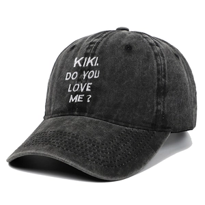Dettaglio del ricamo bianco KIKI DO YOU LOVE ME su cappello vintage grigio scuro