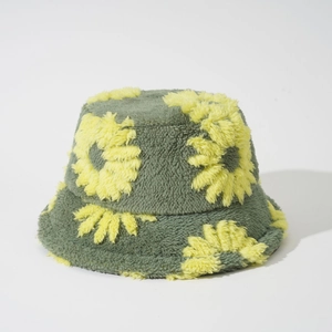 Dettaglio del cappello a secchiello in peluche verde salvia con motivi floreali gialli