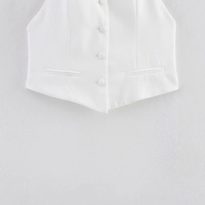 Gilet dos nu blanc avec trois boutons et ourlet asymétrique de style minimaliste