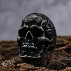 Anello teschio gotico in argento antico su base di legno, gioielli stile biker di lusso