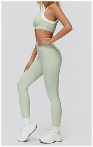 Detailaufnahme von grünem Yoga-Set mit gerippter High-Waist-Leggings und Sport-BH