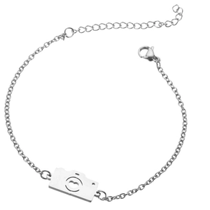 Détail du pendentif appareil photo avec cœur sur bracelet ajustable en acier inoxydable