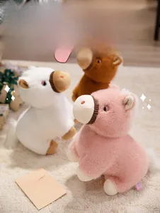 Peluches de chevaux en blanc, rose et marron avec fourrure douce et harnais détaillé