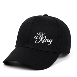 Cappellino da baseball nero con ricamo King bianco e corona visto lateralmente