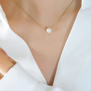 Minimalist natural freshwater pearl pendant necklace with fine gold chain for women