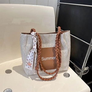 Sac Fourre-tout En Paille Tissée Femmes Grande Capacité Sac De Plage Avec Foulard Décoratif Et Patch En Cuir PU