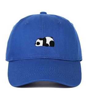 Primo piano di un berretto blu navy con ricamo a forma di panda su tessuto in twill di cotone