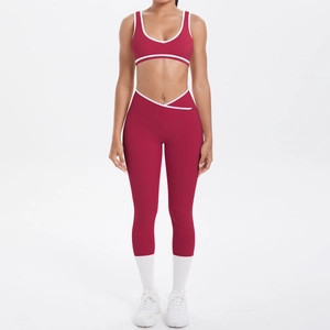Detail der High-Waist Yogahose mit V-Bund und kontrastierender weißer Paspelierung