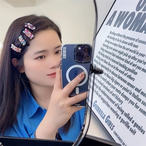 Pinces à cheveux carrées en strass étincelants portées par un mannequin en selfie tendance